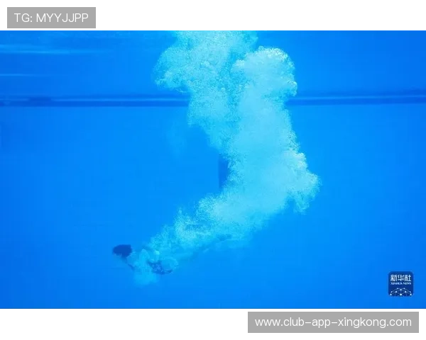 世界跳水锦标赛决赛中多位选手完成高难度动作，世界跳水世锦赛